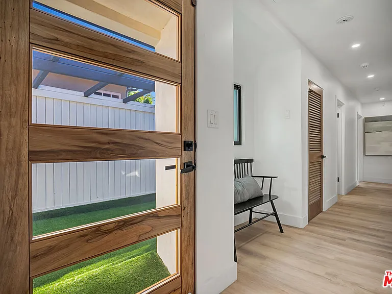 1145 S Longwood Ave — Photo 15