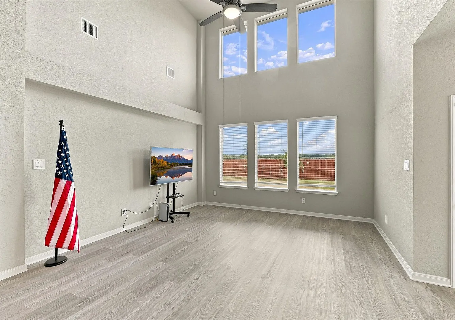 Stunning 4-Bedroom Home with Media Room in Estancia Ranch — Photo 2