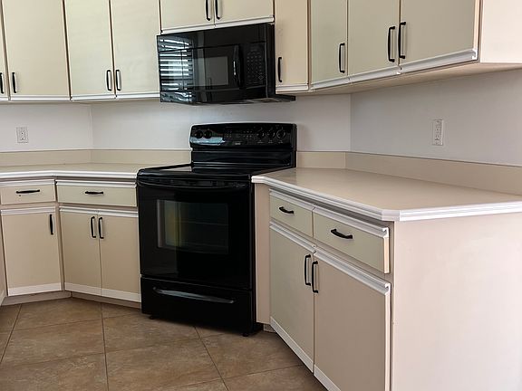 5th image of 12 Pleasant Ln Unit B