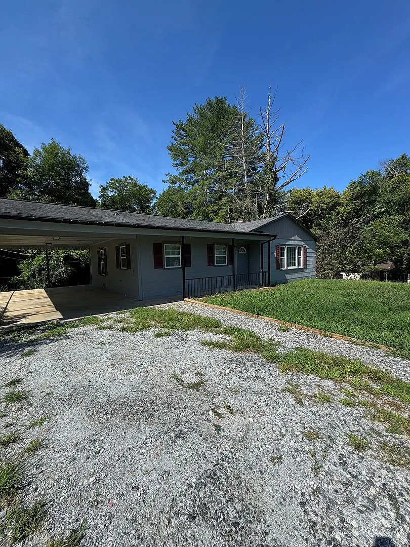 Charming 3 Bedroom, 1 Bathroom Home in Lenoir, NC — Photo 1