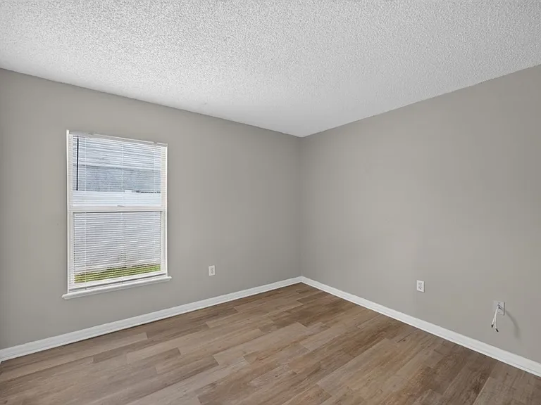1845 Saga Ct — Photo 27