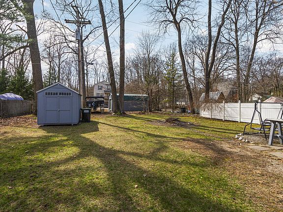 3rd image of 10136 Beechwood Dr