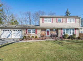 16 Twin Oaks Rd, Parsippany, NJ 07054