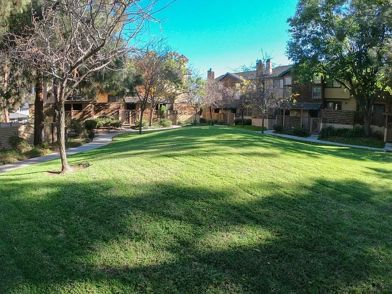 43139 Mayfair Park Ave — Photo 6
