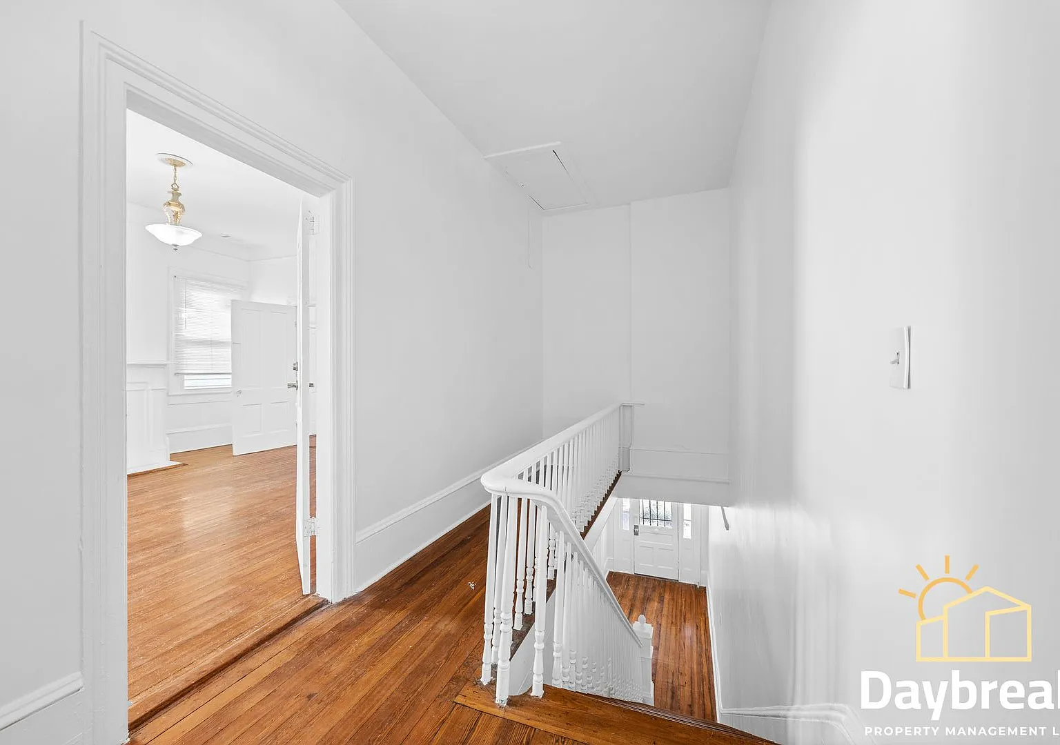 Charming 2 Bedroom, 1 Bathroom Unit - Upstairs - Prime Forsyth Park Location! — Photo 3