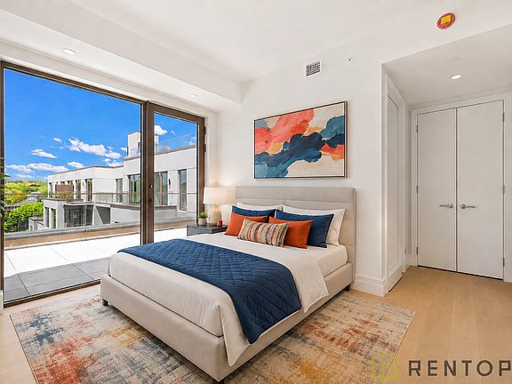 5th image of 960 Franklin Ave #719