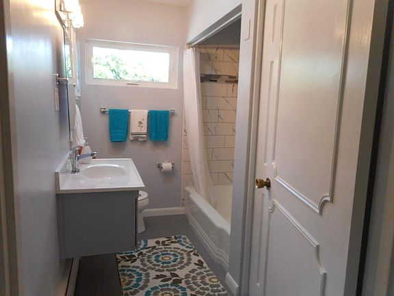 Newly remodeled main bath 