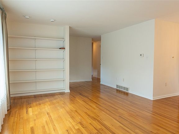 4th image of 1007 Valley Dr