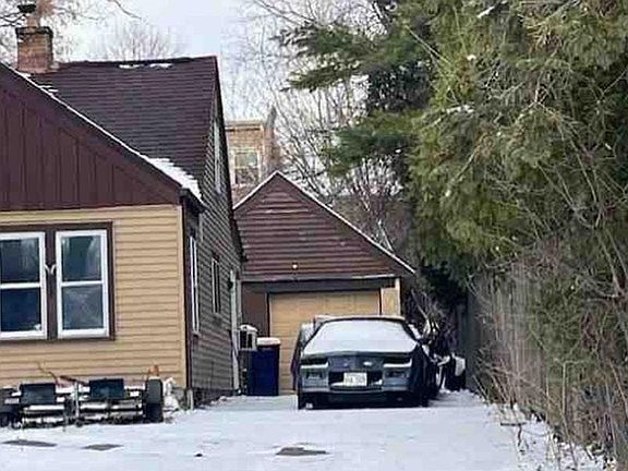 4th image of 9406 W Mitchell St