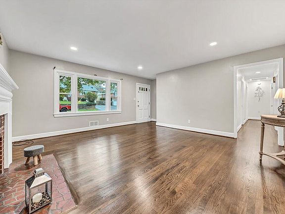 4th image of 2725 Northview Dr SW