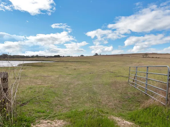 1747 E Old Hallettsville Rd, Flatonia, TX 78941