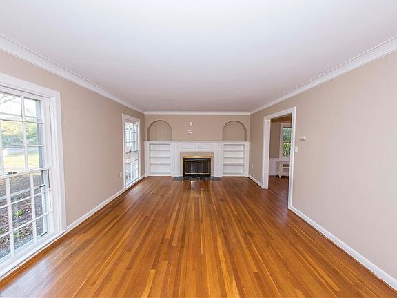 3rd image of 18124 Lomond Blvd