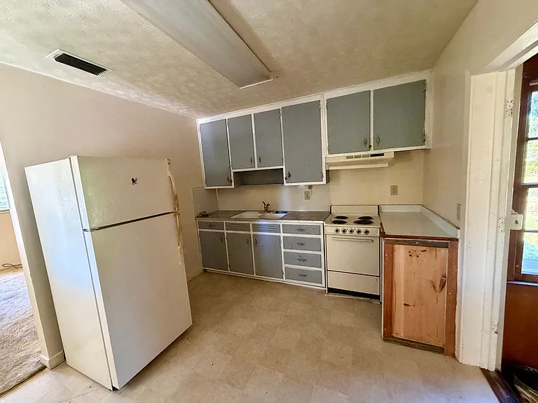 2224 Edgewood Dr — Photo 2