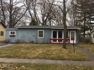 718 N Rowe St, Ludington, MI 49431