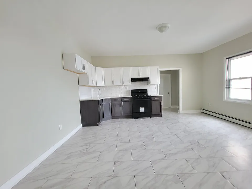 935 Clinton Ave #2E