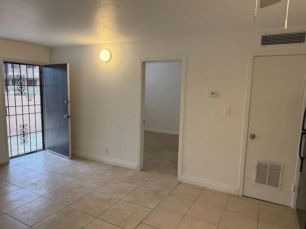 Building Photo - 3720 Royal Crest St #4