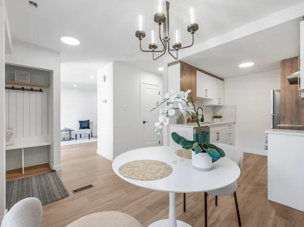 199 B Homestead Cres NW, Edmonton, AB T5A 2Y2