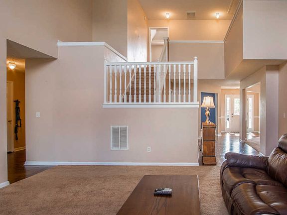3rd image of 208 Ermines Way