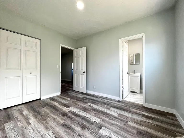806 NW 7th Ter — Photo 10