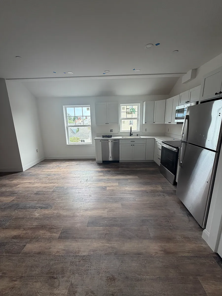 Building Photo - 103 Cabot St #205