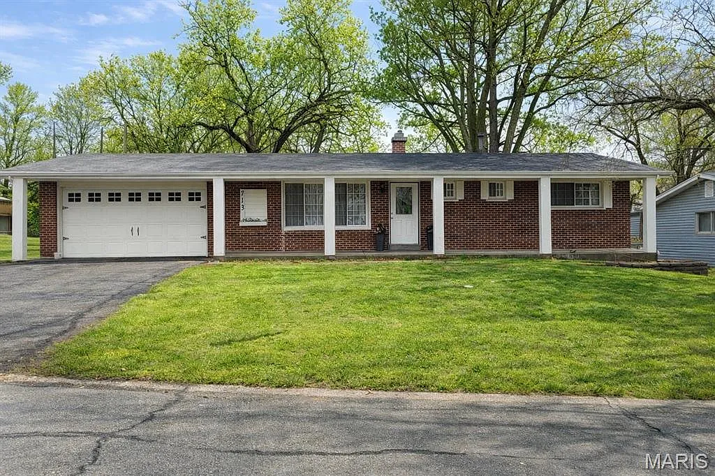 713 Plaza Dr photo 1