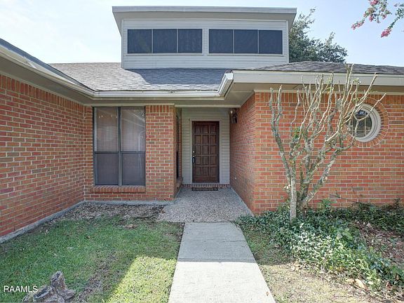 3rd image of 122 Briaroak Ct