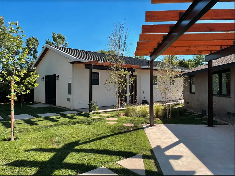 Shared garden in front 
White House/studio for rent in back yard