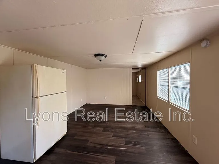 7972 Breeze Dr — Photo 2