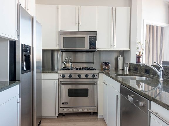 Kitchen with Viking Range and high-end stainless steel appli