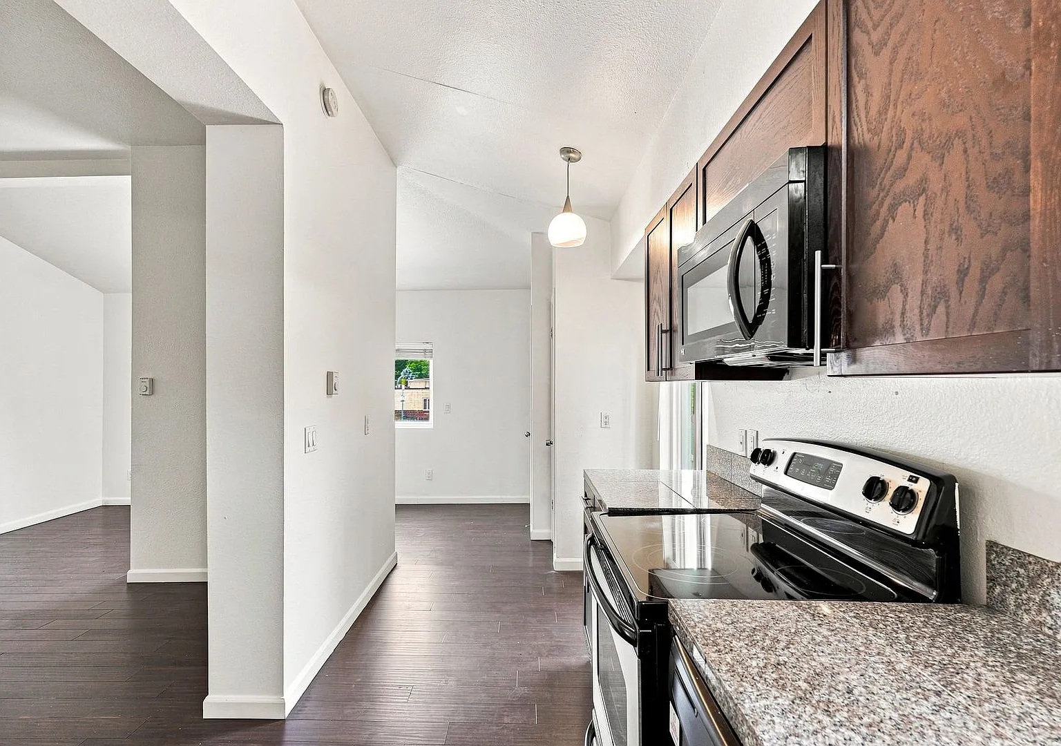 2 Bed, 1 bath Available! — Photo 4