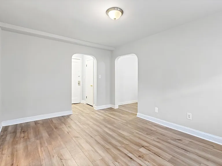 219 Oakwood St SE #303 — Photo 2
