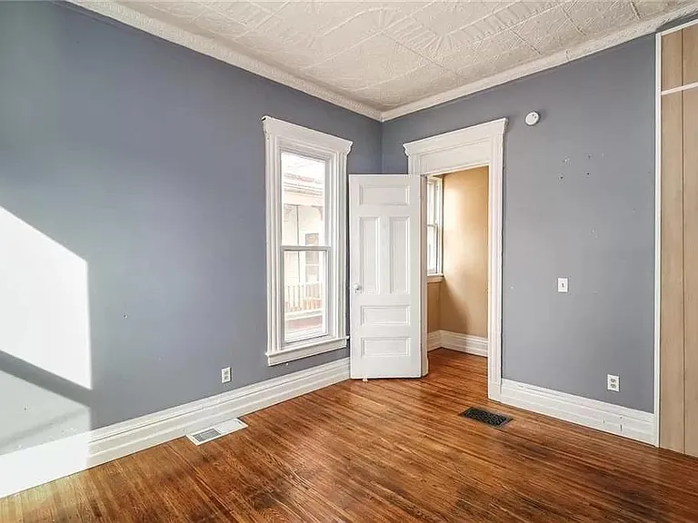 473 Alexander St — Photo 17