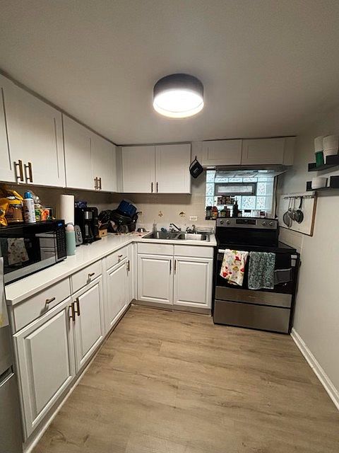 Kitchen w/ quartz counters and SS appliances