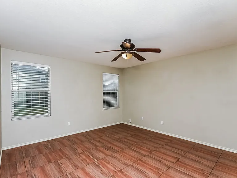 517 Creekbend St — Photo 11