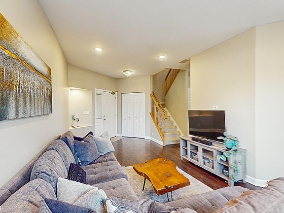 5th image of 412 E Thornhill Ln