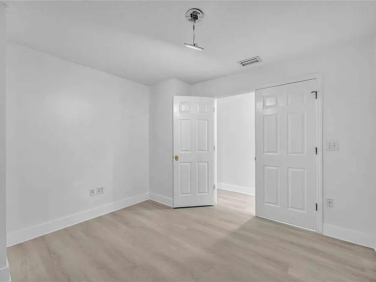 727 Kensington Lake Cir — Photo 41