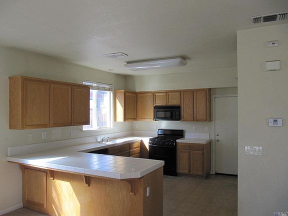 5th image of 560 Chateau Circle