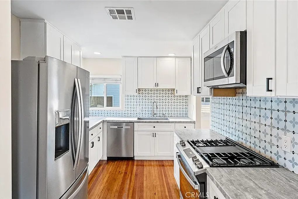 3 bed, 1260 sqft, $3,000 — Photo 3