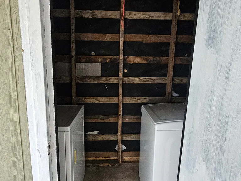 Exterior carport laundry area with washer/dryer