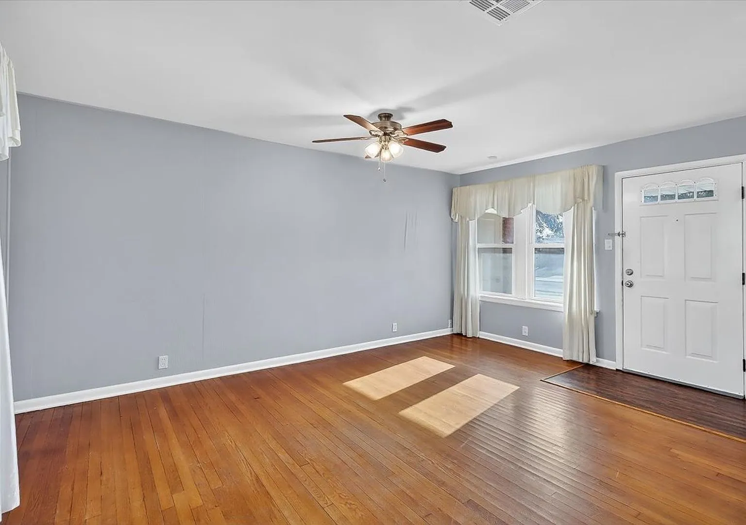 4637 Calvin - 3/bedroom 1.5/bathroom - $1595/month — Photo 3