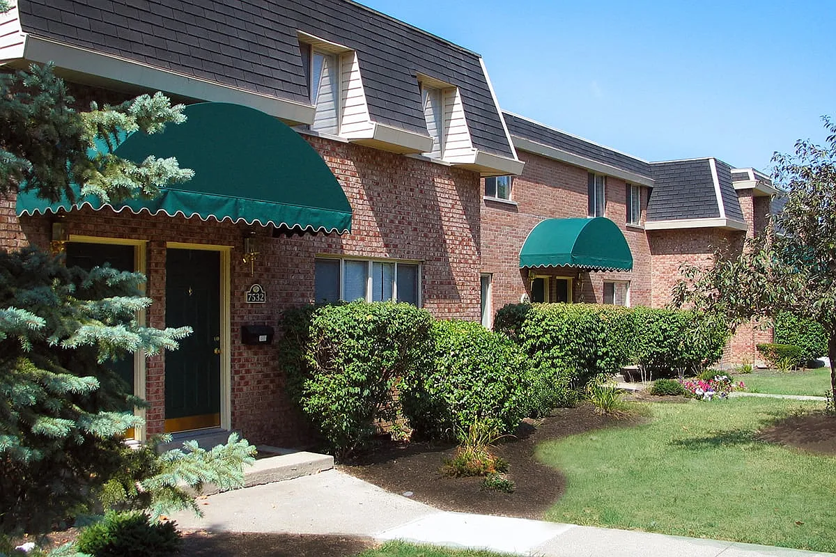 Wentworth Estates — Photo 1