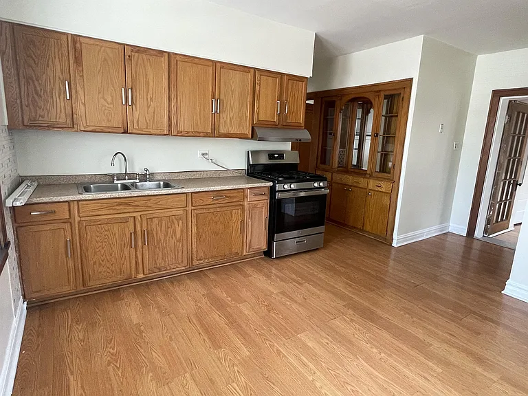 2302 Clarence Avenue - Unit 1W — Photo 1