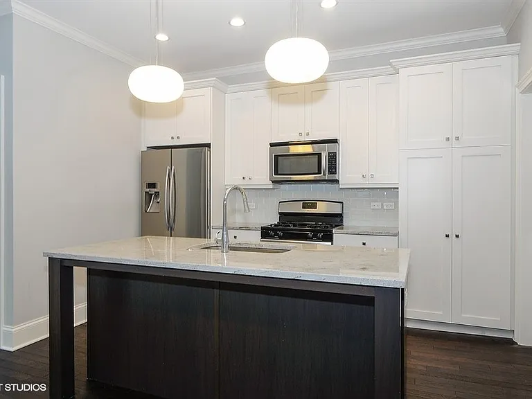 2305 W Waveland Ave — Photo 3
