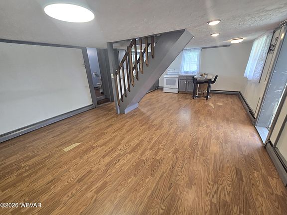 4th image of 413 W Village Dr