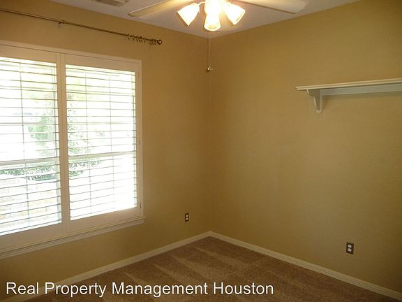 5th image of 12911 Oakwood Manor Dr
