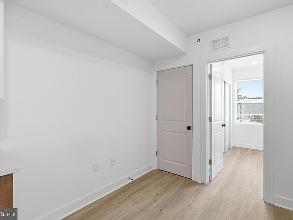 5th image of 2216 N Franklin St #3