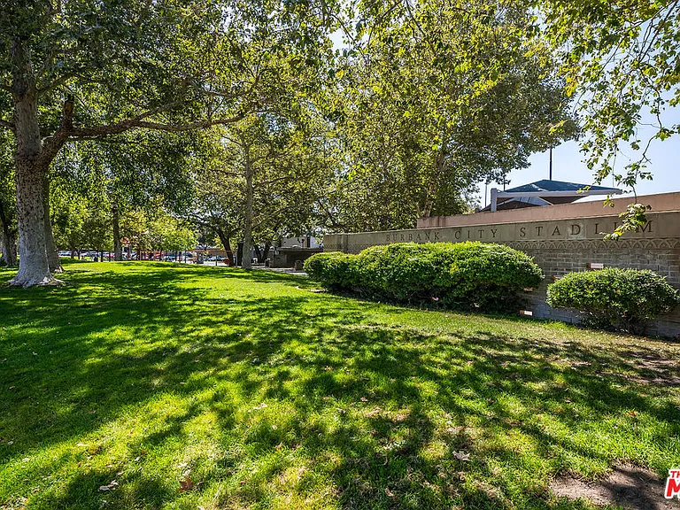 1400 W Clark Ave — Photo 28