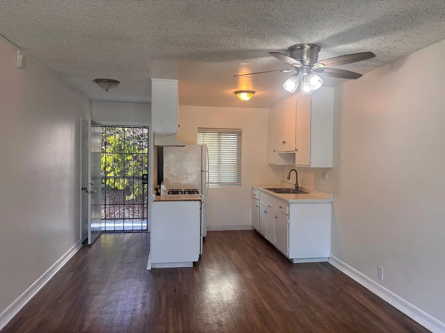 University Terrace Apartments — Photo 2