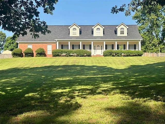 6 bed, 3.5 bath, 3295 sqft, $2,400 — Photo 1