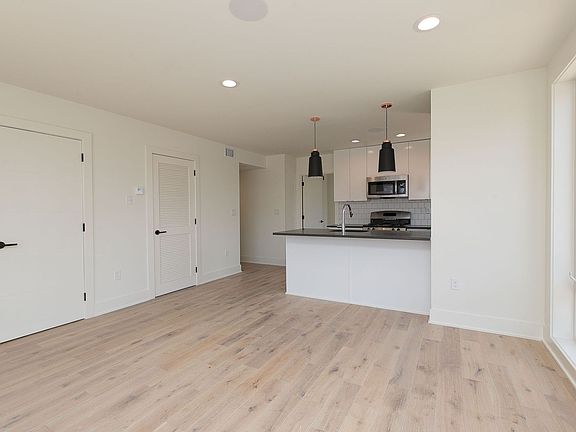4th image of 2431-2435 Frankford Ave #1